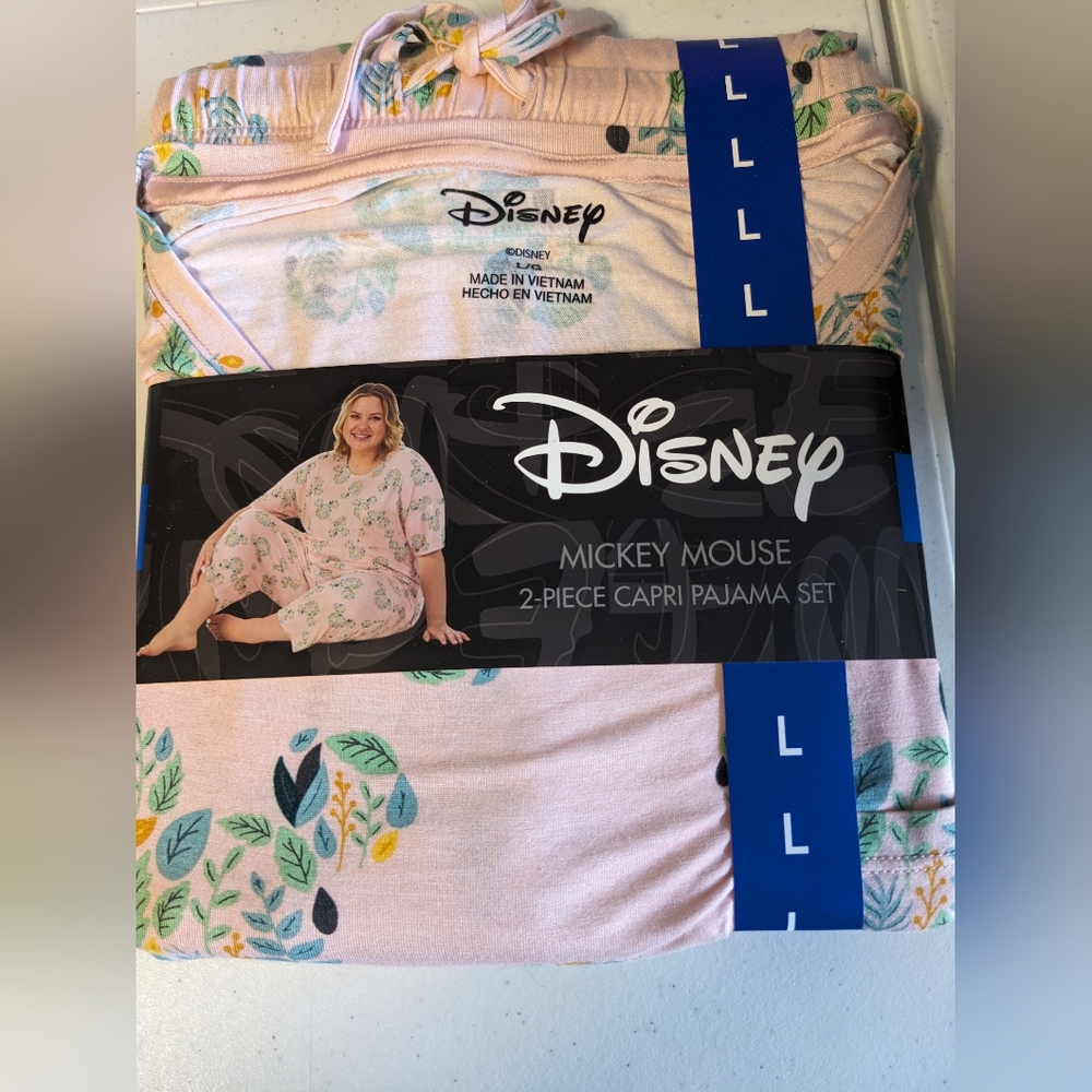 NWT Women's Large Disney 2 Piece Capri Pajama Set